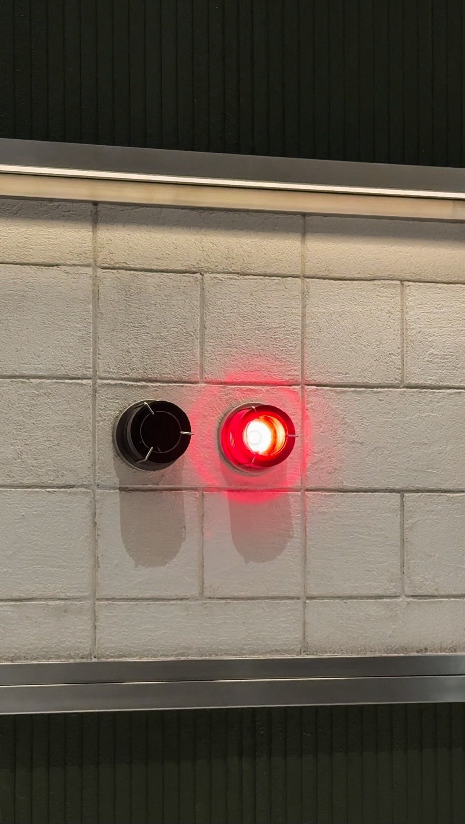 Sarsa — sold out Day 1, red light on